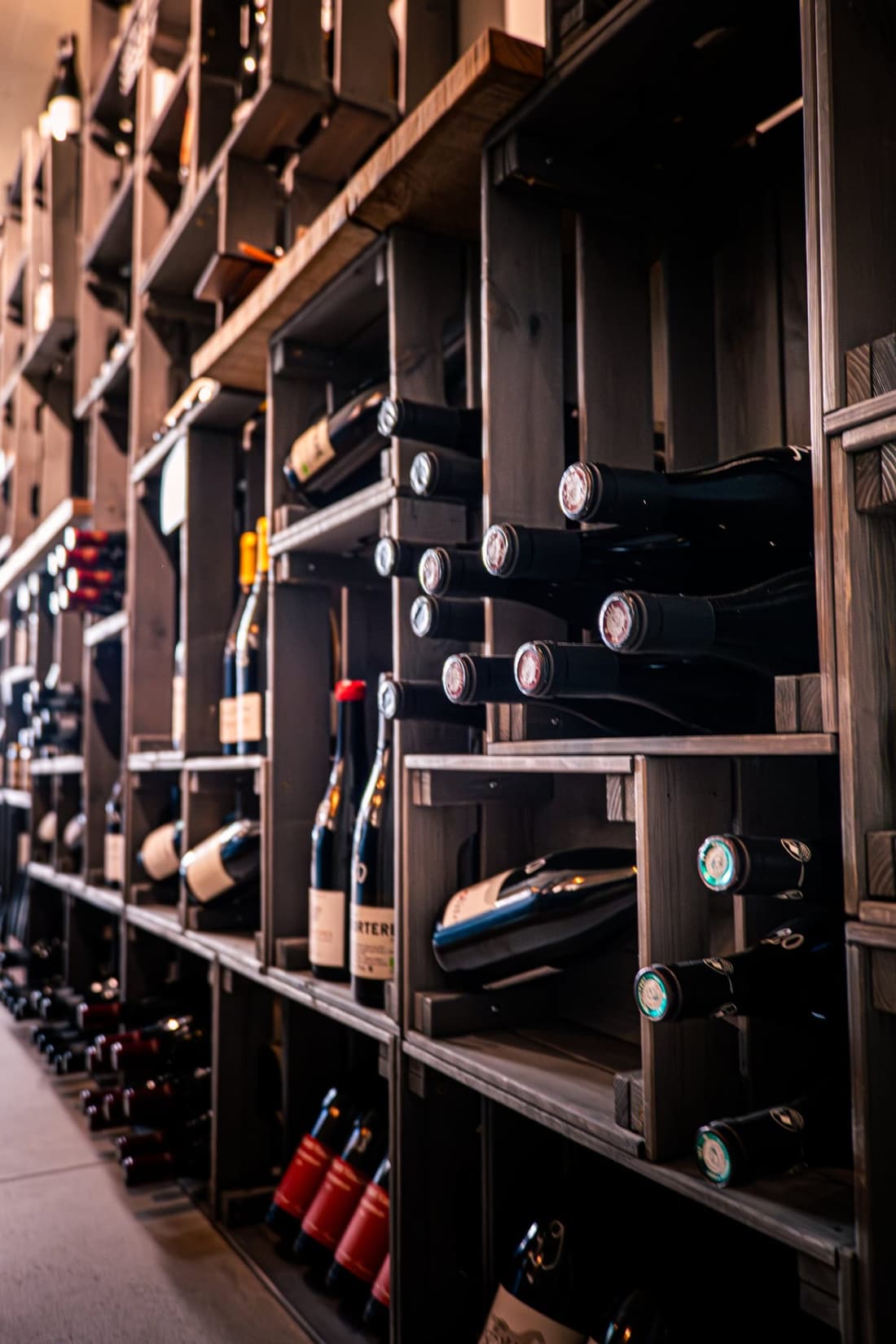 La cave de dégustation du cellier, casiers et bouteilles