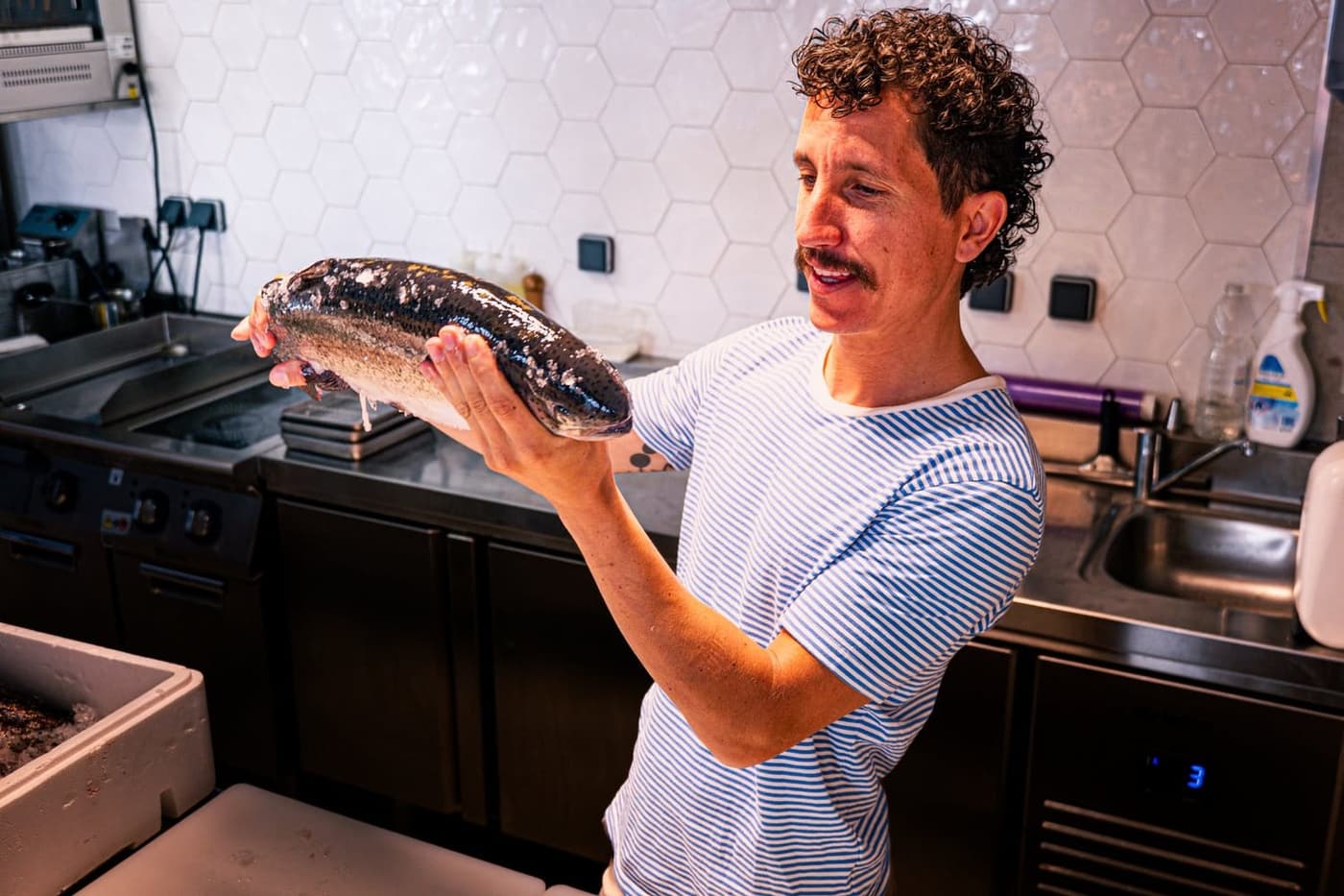Un cuisinier tenant un poisson frais