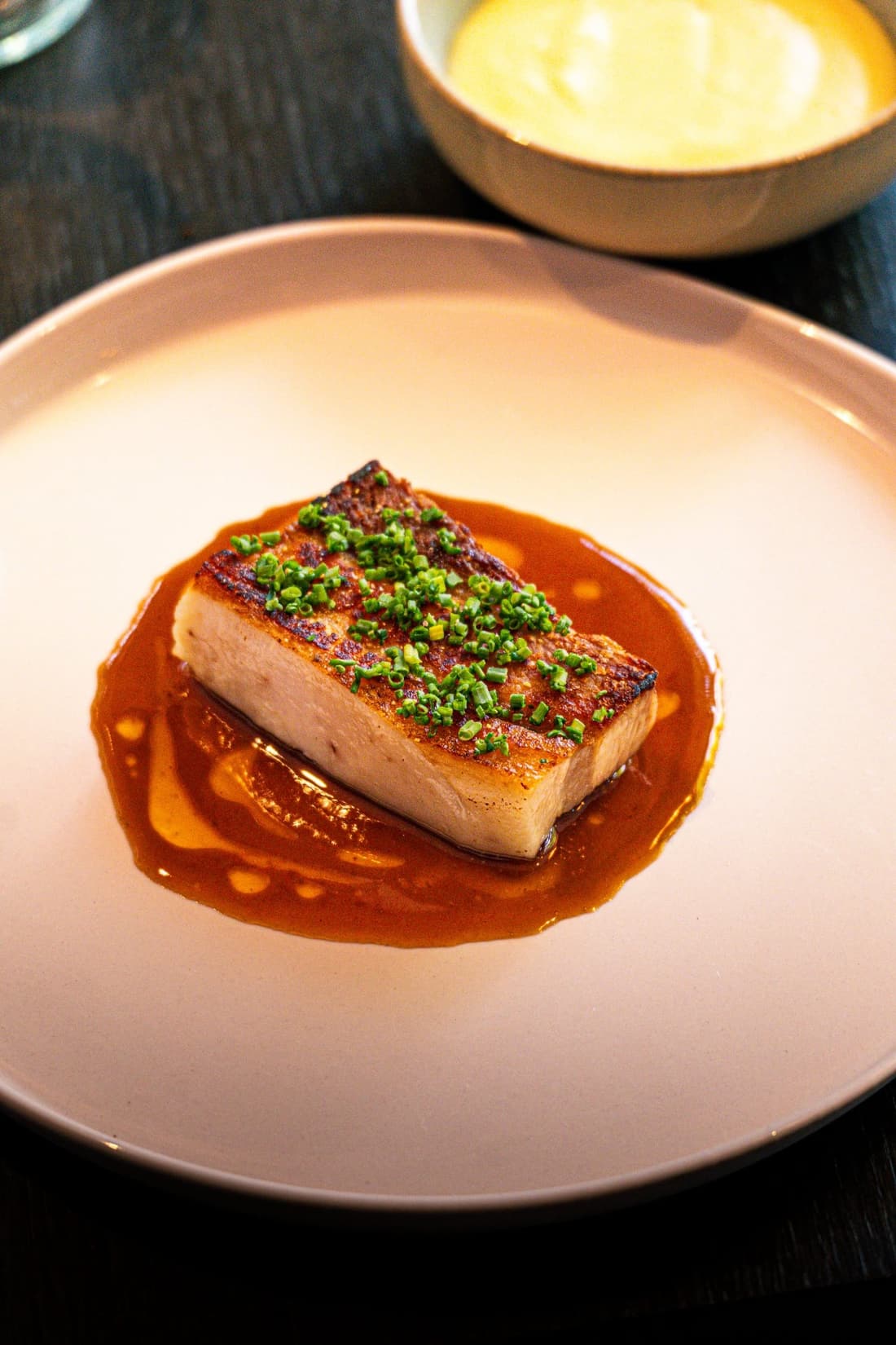 Poisson dressé sur une assiette claire