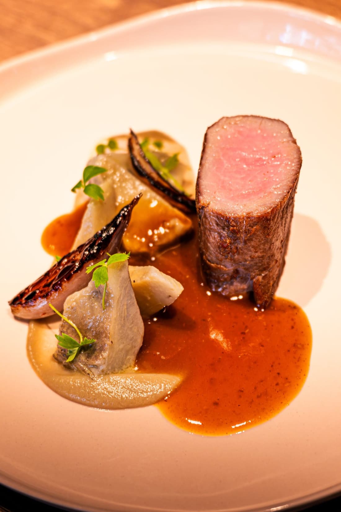 Pièce de viande tranchée avec sa sauce