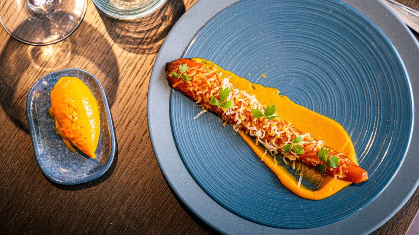 Une assiette bleue avec un plat dressé, vue de près