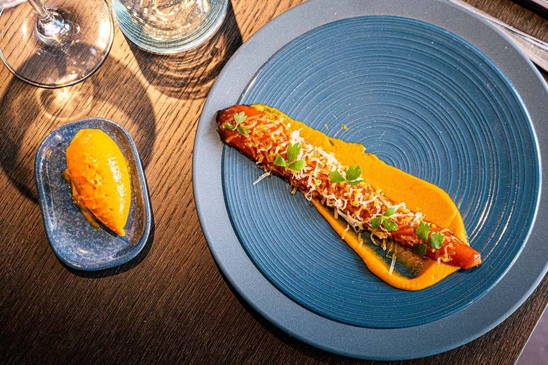 Assiette bleue avec un plat dressé, vue rapprochée