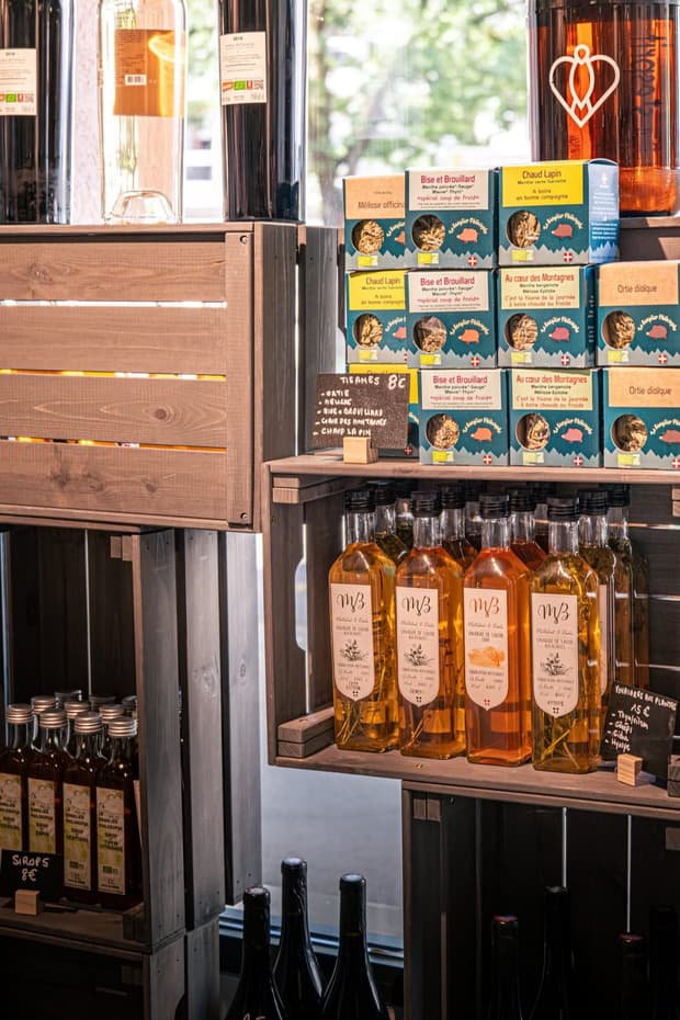 Les étagères du cellier : bouteilles, bocaux et produits sourcés