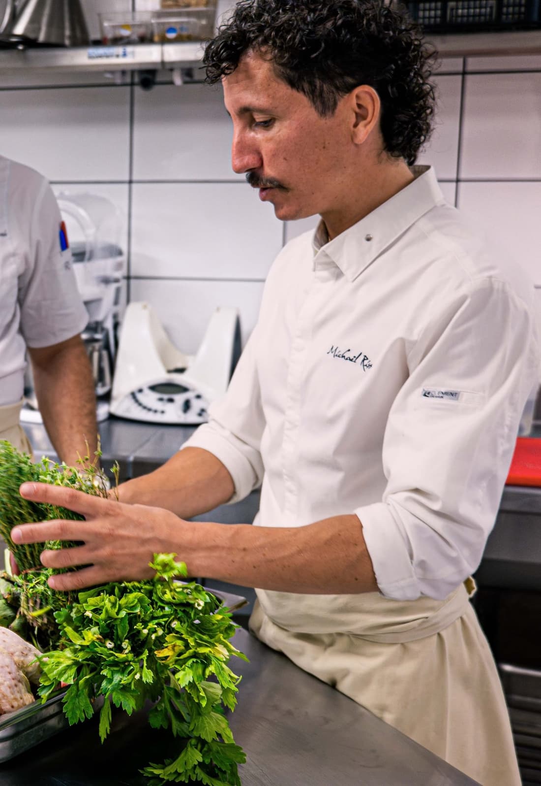 Le chef en train de dresser une assiette en cuisine