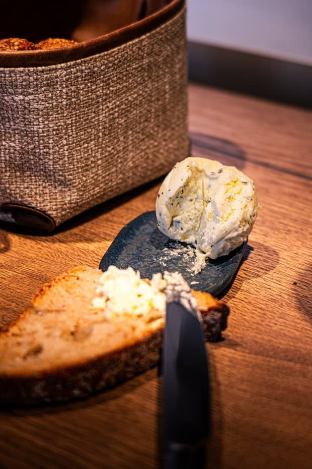 Fromage affiné et pain sur une planche