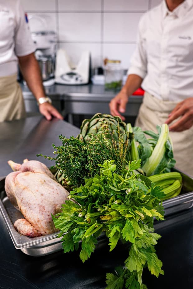 Le chef avec des légumes frais