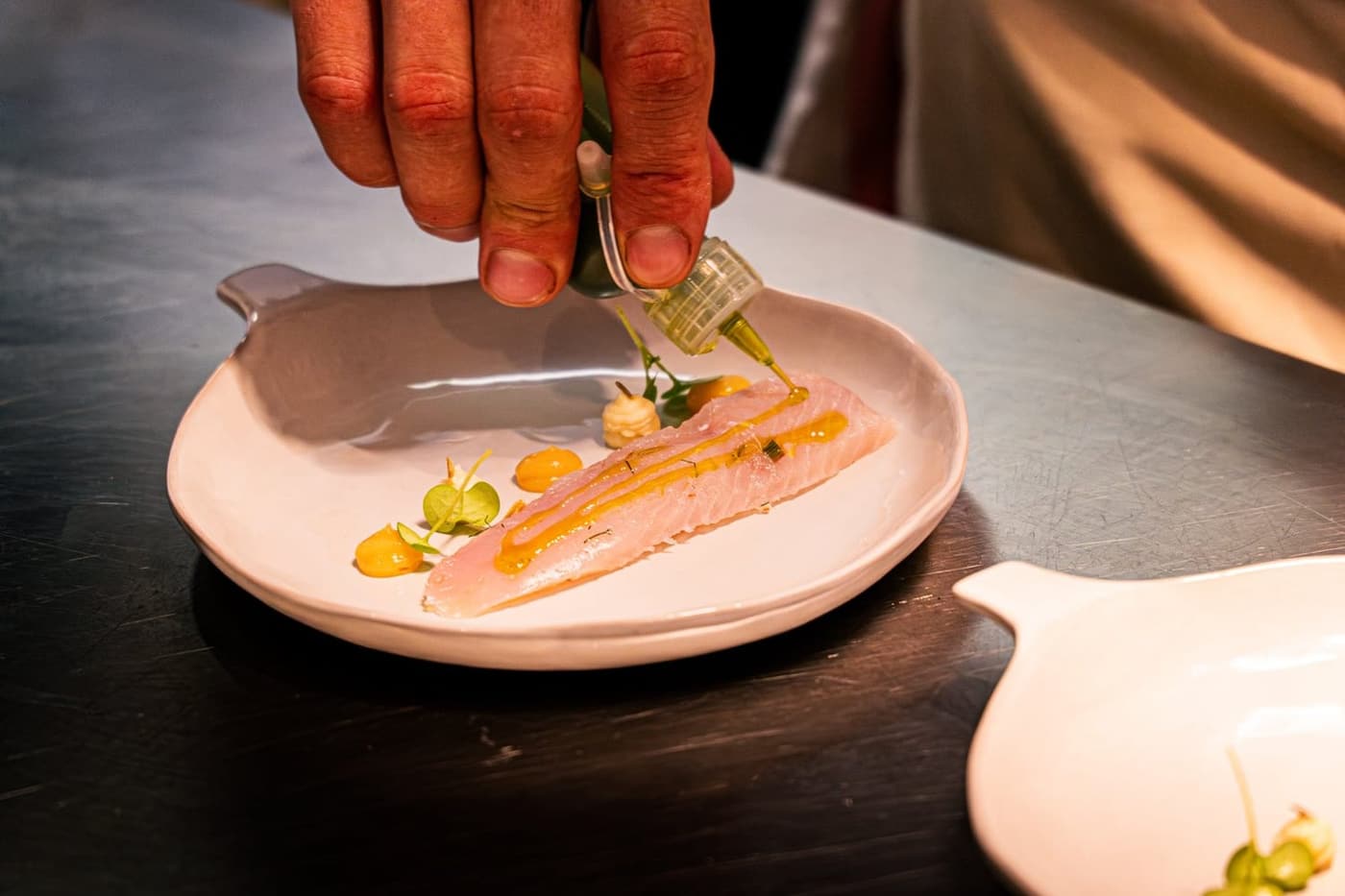 Une assiette dressée avec sauce, vue de dessus