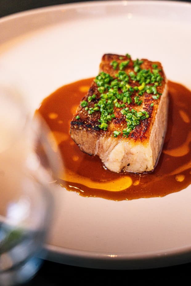 Poitrine de porc dressée avec sa sauce