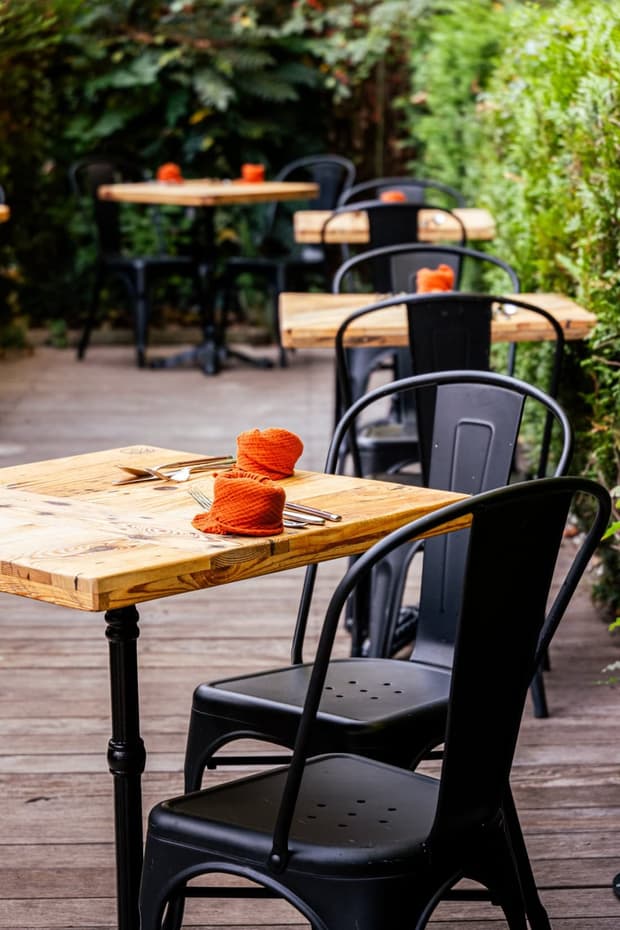 La terrasse du restaurant, table et chaises dehors