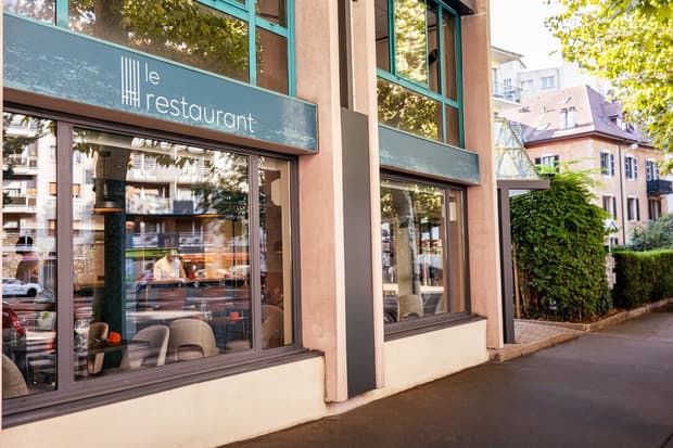 La devanture du restaurant côté terrasse