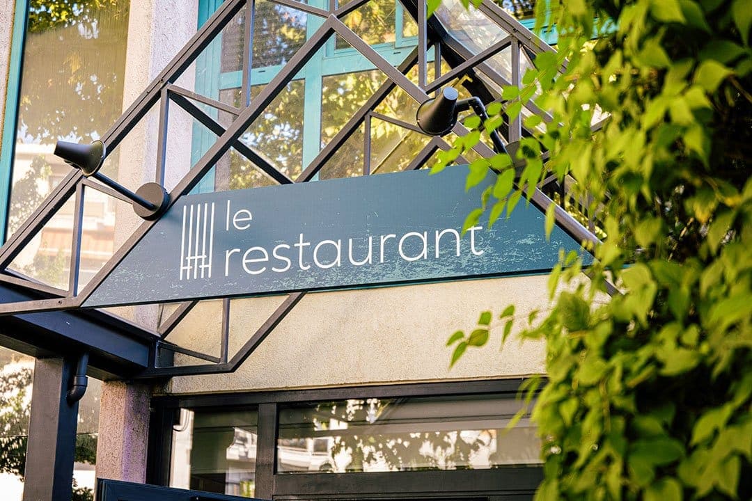 La devanture du restaurant avenue de Genève, avec sa terrasse et les plantes qui grimpent sur la façade